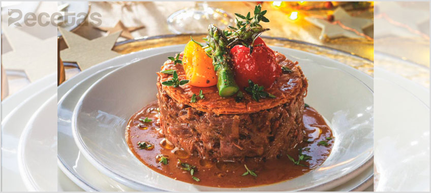 Timbal de carrillera con galleta y verduritas